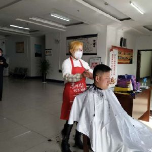 【星空真人集团官网】DRAKE最新热门单曲《In my feelings》在全球社交媒体掀起“Shiggy舞”挑战热潮(图2) 星空真人集团官网